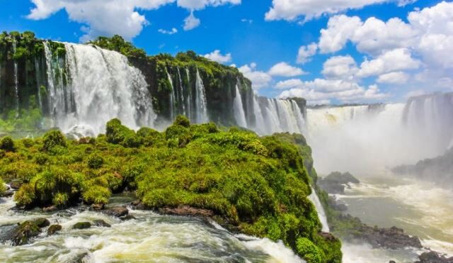 iguazu-falls-an-unbelievably-beautiful-watefall-2